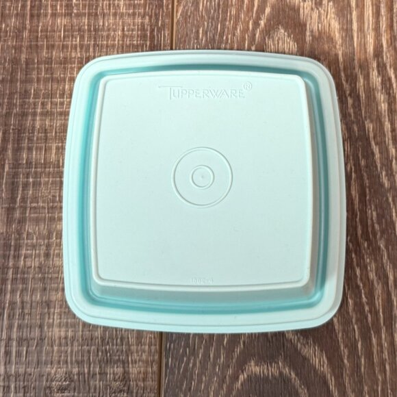 Tupperware Pick-A-Deli Pickle Container - Picture 14 of 16